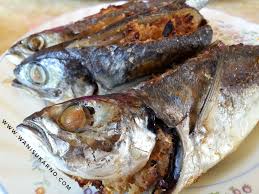 Sumbatkan sambal dalam belakang ikan yang telah kita belah tadi. Cara Masak Ikan Cencaru Sumbat Bakar Guna Air Fryer