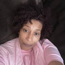 كاردي بي توضح الأمر: إنها تقف في حقيقتها عندما يتعلق الأمر بعائلتها. رد  مغني الراب المولود في برونكس بعد أن شككت كريسل ويست، المشاركة في مضيف  البودكاست الشهير ذا ريد، في قرارها