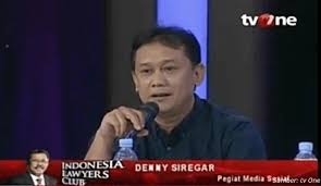Dalam postingannya, denny juga mengunggah foto massa aksi 1812 yang tertangkap polisi dan membawa sajam. Trending Dennysiregardicarianakstm Siapakah Denny Siregar