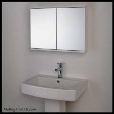 Banyo tasarımlarında farklı tarzlar oluştururken aynalı banyo lavabo dolabı seti ile bütünlük sağlayabilirsiniz. Aynali Banyo Dolabi Takimi Modelleri Lavabo Ustu