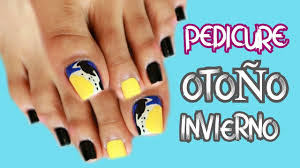 El color azul es uno de los más combinables y divertidos, además que refleja muchas veces seriedad, elegancia y sofisticación. Pedicure De Salon Azul Y Blanco Con Rosas Pedicure Step By Step Toenails By Laydec Dc