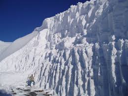 The population between 16 and 44 years of age represents about 44 percent, from 45 to 64 about 21.3 percent, with those 15 and under constituting 15 percent and those over 65, 18 percent. Nieve En Lunada Y Picon Blanco