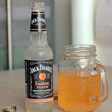 A clean finish with fresh fruit and tennessee whiskey balancing the taste experience. Jack Daniels Southern Peach