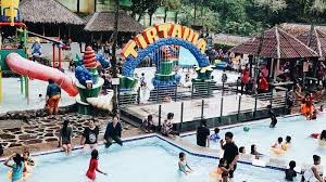 Kolam renang yang satu ini merupakan pilihan tepat untuk liburan bersama keluarga. Tirtania Waterpark Kolam Renang Buat Liburan Keluarga Sentul City