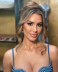 Woman's appearance and use of social media filters sparks discussion