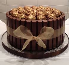 Ferrero Rocher Kit Kat Cake Ferrero Roacher Have Been Unwrapped And Sprayed Gold Bolos E Tortas Bolo De Confeitaria Bolo Kit Kat