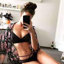 Played mallory, a model experiencing low. Instagram Konkurrenz Fur Emily Ratajkowski Kann Sie Gegen Diese Deutsche Einpacken Fanbase