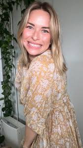 I'm sure you've seen the new @charlottetilbury Beautiful Skin foundation  everywhere, and with good reason— she's a winner. ⠀⠀⠀⠀⠀⠀⠀⠀⠀ Offering a  medium coverage with a glowy finish, Beautiful Skin is that foundation