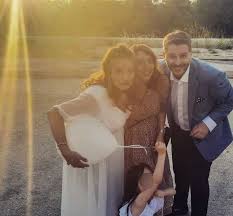 Check spelling or type a new query. Telika O Mpoyrdoymhs Pantreythke Th Drosakh Fwto Apo Th De3iwsh