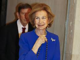 La reina Sofía, radiante en azul klein mientras España comenta las memorias de don Juan Carlos