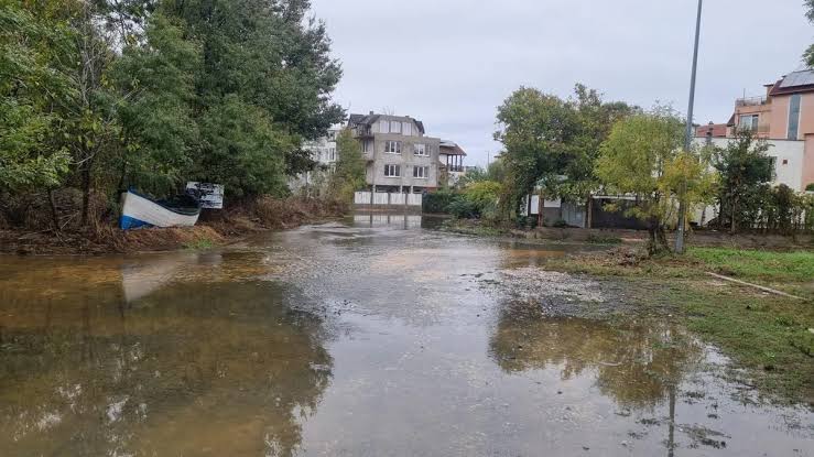 Ситуацията в Царево при валежи, генерирано от AI