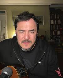 Tú me desnudas con siete razones. , Me abres el pecho siempre que me colmas  de amores.