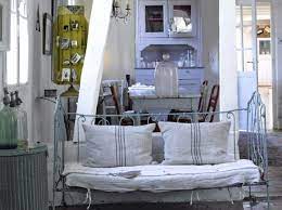 Vous trouverez, en feuilletant ces pages, des objets de décoration et des meubles anciens authentiques ou relookés dans l'esprit campagne chic et shabby. Esprit Brocante En Normandie Sonia Saelens Deco