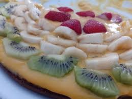 Torta di ricotta alle fragole; Torta Con Colomba Di Frutta Fresca Una Rasdora In Cucina