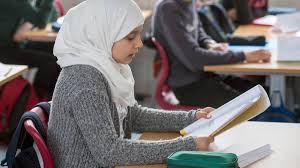 Seit 17 jahren trägt sie kopftuch. Islamforscher Bulent Ucar Kopftuch Fur Kleine Madchen Hat Keine Religiose Basis Welt