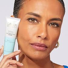 Amazon.com: LAURA GELLER NEW YORK Laura's Must-Haves Kit de 3 piezas: base  de maquillaje Baked Balance-n-Brighten, base de maquillaje bronceada y  perfeccionadora de la piel Spackle para hidratar + cepillo redondo