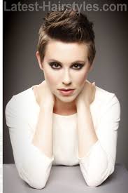 67 Exceptional Haircuts for Round Faces in 2025