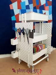Ikea Hack So Erstellen Sie Eine Mobile Pegboard Speichereinheit Aus Dem Raskog Wagen Und Dem Skadis In 2020 Ike Pegboard Storage Ikea Hack Room Organization