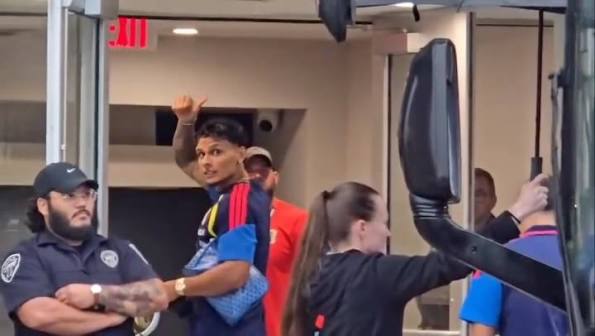 Así fue la llegada de los jugadores de la Selección Colombia 🇨🇴 al hotel  de concentración en la ciudad de Kansas, a poco para salir de viaje con  destino a Vancouver para el partido de octavos de final ...