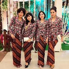 Model baju ini berdasar dari pakaian para putri raja di kesultanan yogyakarta. Nama Kelengkapan Pakaian Adat Jawa Tengah Beserta Contohnya Blog Unik