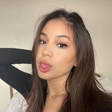 Leslie Valdez's Instagram, Twitter & Facebook