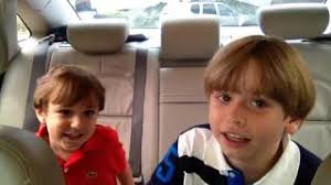 Victor Bernard Folkert Frota e Daniel Henri Folkerts Frota cantando