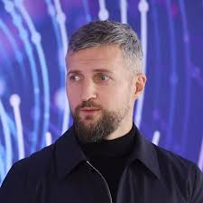 Gary Lineker blasted by 'blocked' boxer Carl Froch after migrants policy  comment