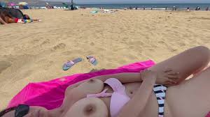 Showing my tits on beach... [GIF]
