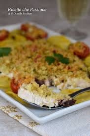 In una teglia leggermente unta mettere i tranci di pesce spada, coprirli con la salsa preparata, aggiustare ancora di sale, unire il vino bianco secco (facoltativo), cospargere sulla superficie un po' di pepe nero e prezzemolo tritato ed. Pesce Spada Gratinato Con Patate E Pomodorini Ricette Che Passione