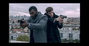 Sur les images de vidéosurveillance, le tueur semble jouer. Le Luther Francais Se Devoile Premieres Images Du Remake De Tf1 Premiere Fr