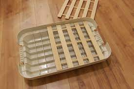 流行りの無印良品 頑丈ボックスのテーブル化にチャレンジしました 狭い車の収納スペースを少しでも確保するため コンパクトに収納できるロールトップテーブル式で作ります 材料 セリアのすのこ 30cm 37cm 4枚 カバンテープ 1 無印 テーブル キャンプ テーブル