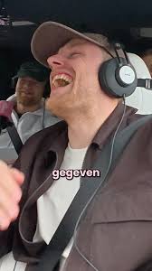 Publiciteit I Lisa speelde me naar huis in de categorie nutteloze talenten,  misschien moeten we het allebei toch maar gewoon bij muziek houden 😆  @CUPRA_Belgium #CUPRABelgium