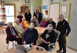 REPORTAGE. À Tessy-Bocage, des seniors partent en voyage avec des casques  de réalité virtuelle