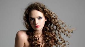 25 idées pour des coiffures cheveux bouclés. Routine Cheveux Boucles Quels Outils Quels Produits L Express Styles