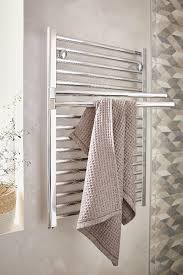 Amenager L Essentiel Dans Une Petite Salle De Bains Seche Serviette Chauffage Salle De Bain Salle De Bain