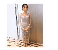 Nikmati juga pengalaman menyenangkan & lebih hemat untuk berbelanja dress brokat dengan. 25 Aneka Model Kebaya Brokat Modern Untuk Perempuan Bertubuh Mungil Updated Bukareview