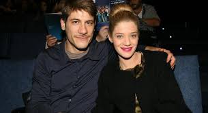 Η τζένη θεωνά είναι μία από τις πιο ταλαντούχες ελληνίδες ηθοποιούς αλλά και μία γυναίκα με ξεχωριστό στυλ. Gkafa Toy Seferlh Rwtoyse Thn Xwrismenh 8ewna Gia Ton Syntrofo Ths Reader Gr