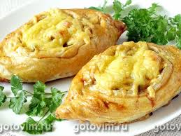 пирог из слоеного теста с курицей грибами и сыром Lodochki Iz Sloenogo Testa S Kurinym File Kartofelem I Solenymi Ogurcami Recept S Izobrazheniyami Eda Vkusnyashki Kulinariya