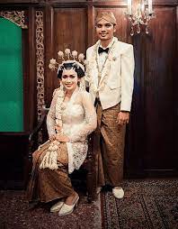 Baju pengantin adat jawa modern. Baju Pengantin Adat Jawa Pancarkan Aura Sakral Bersahaja
