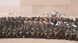 وفى مارس 2018، زار الرئيس السيسى، مرتديا الزى العسكرى، إحدى القواعد الجوية فى سيناء للقاء أفراد الجيش المشاركين فى العملية العسكرية التى أُطلقت لمكافحة الإرهاب. ØµÙˆØ± Ø§Ù„Ø³ÙŠØ³ÙŠ Ø¨Ø§Ù„Ø²ÙŠ Ø§Ù„Ø¹Ø³ÙƒØ±ÙŠ ÙÙŠ Ù‚Ø§Ø¹Ø¯Ø© Ø¬ÙˆÙŠØ© Ø¨Ø³ÙŠÙ†Ø§Ø¡