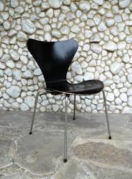 Der formholzstuhl mit dem schlichten namen modell 3107 ist nicht nur einer der bekanntesten entwürfe jacobsens, sondern auch einer der am häufigsten. Schwarzer Mid Century 3107 Stuhl Von Arne Jacobsen Fur Fritz Hansen 1950er Bei Pamono Kaufen