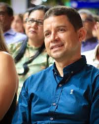 A cerimônia de posse foi linda e histórica, marcando a maior festa da  democracia que Cravolândia já viu! Um momento inesquecível para nossa  cidade e nosso povo.