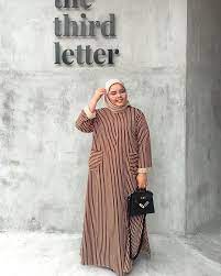 Ada banyak pilihan hijab yang bisa dikenakan dalam paduan baju gamis untuk orang gemuk. 10 Model Gamis Untuk Wanita Gemuk Yang Nyaman Dan Modis Updated 2021 Bukareview