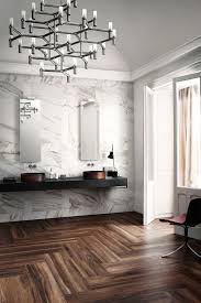 Calacatta Marble Walls Wide Plank Herringbone Wood Floors And Crisp Chandelier Disegno Del Pavimento Decorazione Di Casa Naturale Idee Per Interni