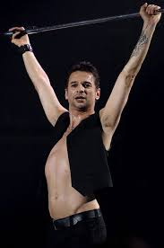 Dave gahan es uno de los pocos vocalistas de un grupo que durante años se dedicó casi exclusivamente a cantar, razón por la cual la imagen y el éxito de la banda siempre han recaído sobre él, así como los excesos. Dave Gahan
