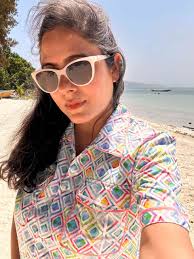 Maria Button's Instagram, Twitter & Facebook