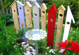 Sie Bringt Das An Ihrem Zaun An Und Verwandelt Damit Ihren Gesamten Garten Likemag Socia Macetas De Jardin De Madera Casas Para Pajaros Casitas De Pajaros