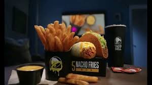 Video Taco Bell 5 Nacho Fries Box El Futuro Tv Commercial 2018 En Una Tarima Frente Una Multitud De Gente Un Hombre Anuncia Nacho Fries Taco Bell Nachos