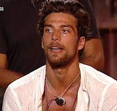 Isola Dei Famosi 2017 Simone Susinna Prende In Giro Tutti Scoppia Il Caos
