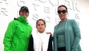 Peki hülya koçyiğit'in kızı gülşah alkoçlar'dan olan torunları aslışah ve neslişah hülya koçyiğit ile eşi selim soydan'ın sadece bir çocukları oldu. Hulya Kocyigit Selim Soydan Ve Gulsah Alkoclar In Kemer Ziyareti Antalya Klas Medya Grubu